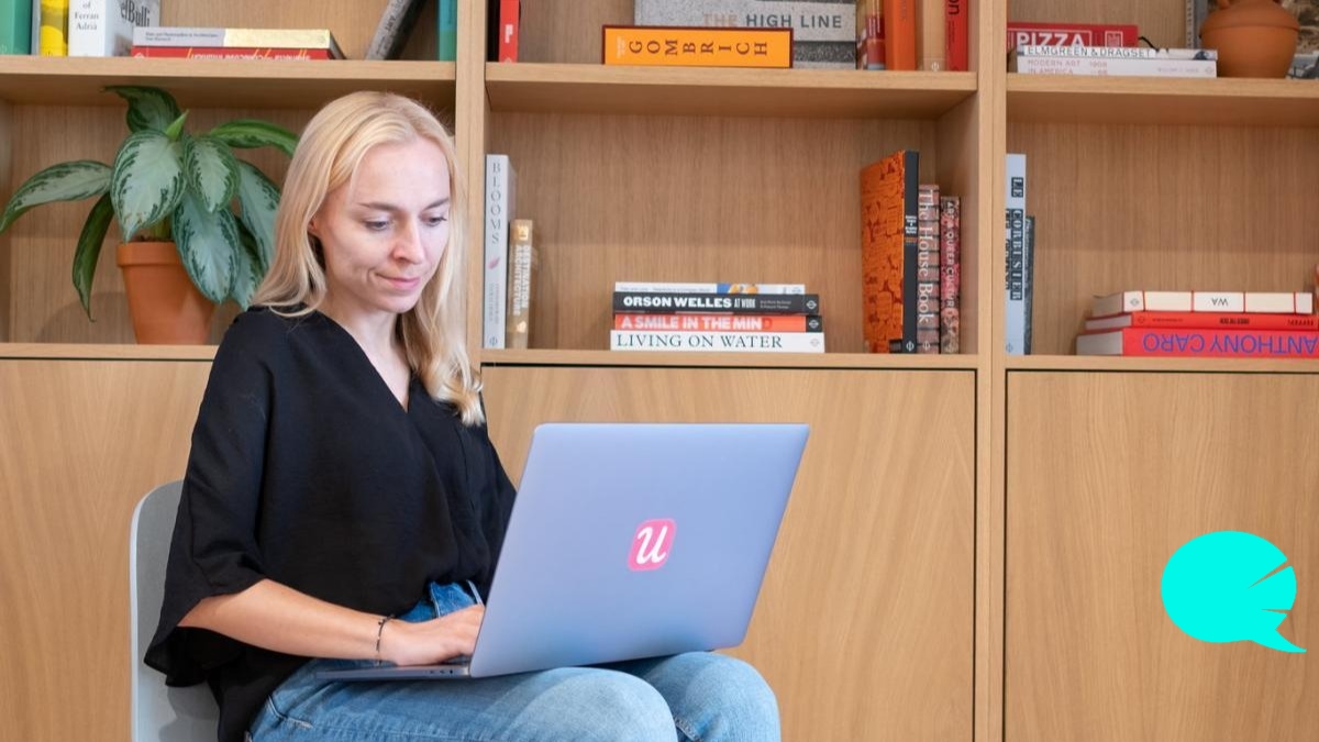 Alumna estudiando ingles online con su portatil en casa