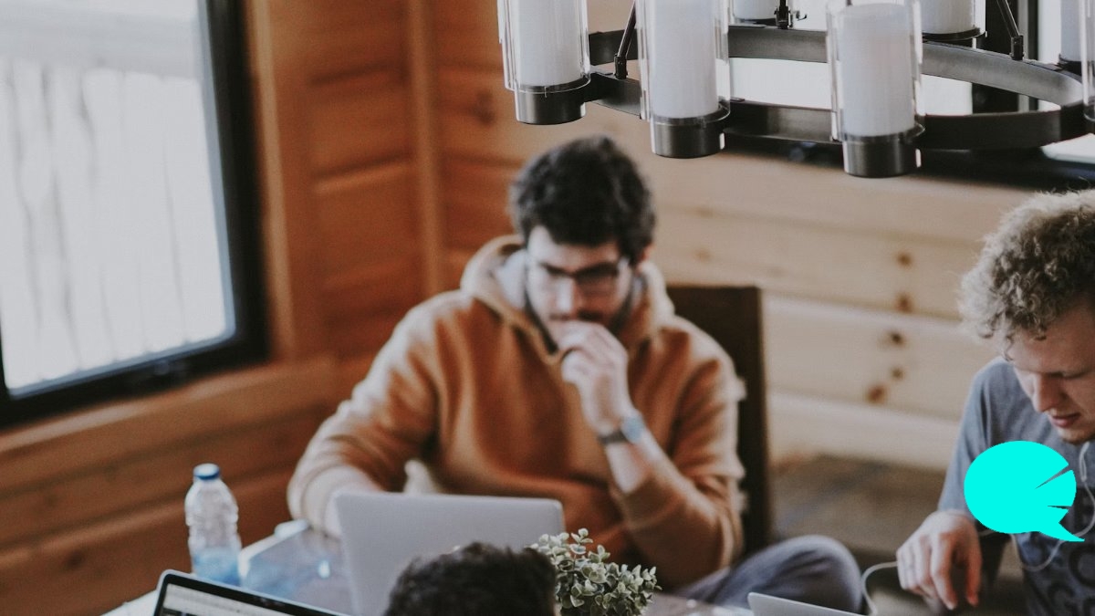 Dos personas en una entrevista de trabajo conversando en una oficina