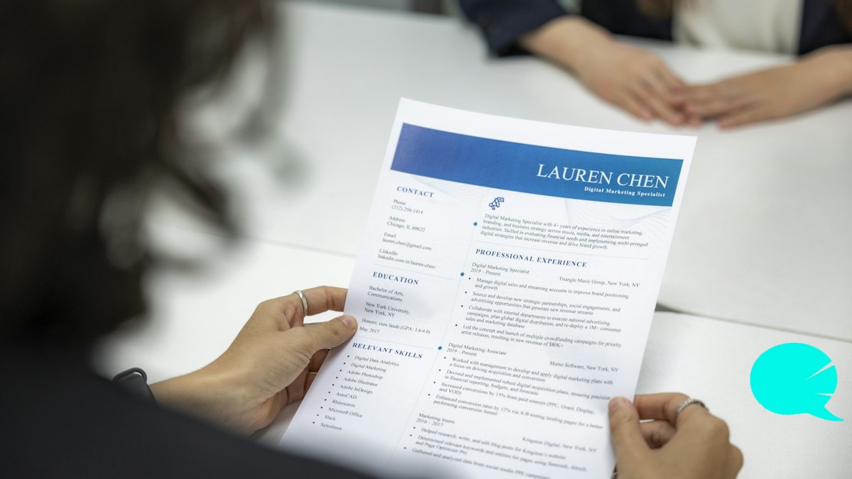 Persona revisando un CV en inglés en una entrevista de trabajo