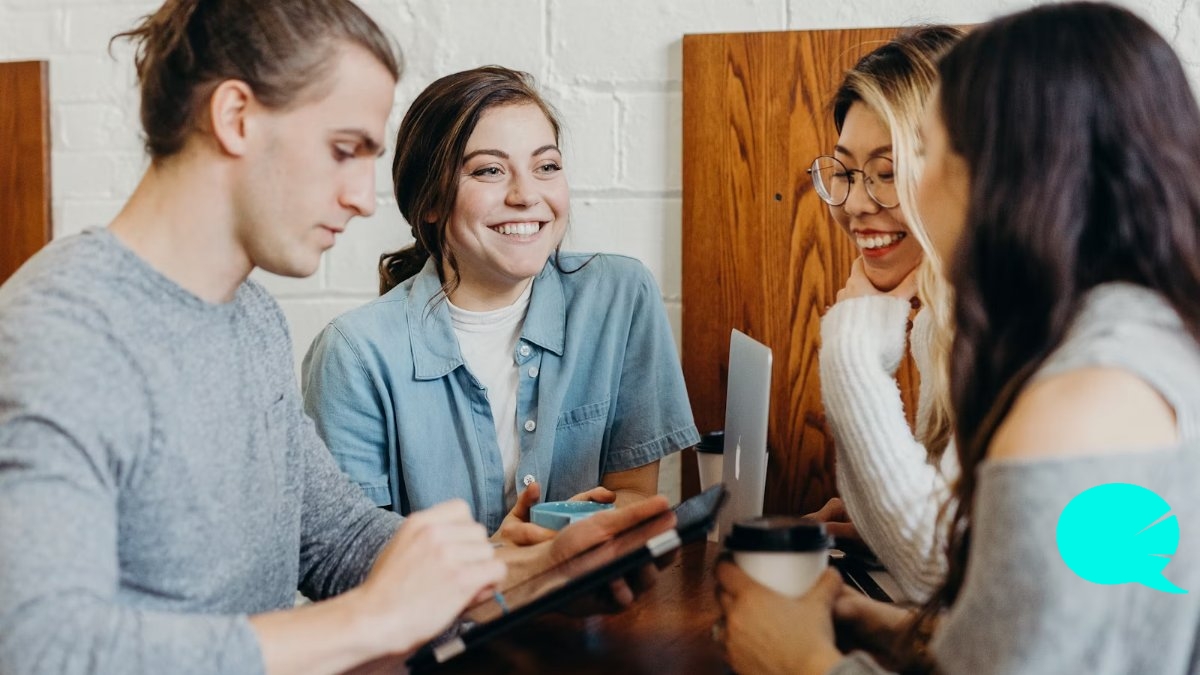 Dos personas conversando en inglés en un ambiente relajado